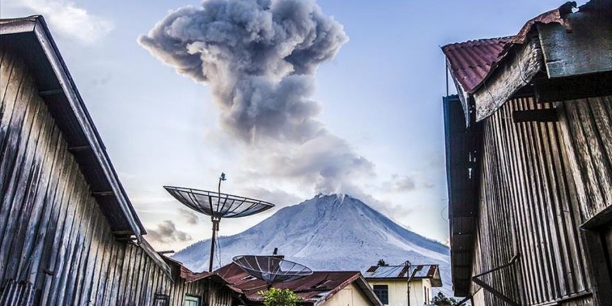 Sinabung Yanardağı Tekrar Faaliyete Geçti