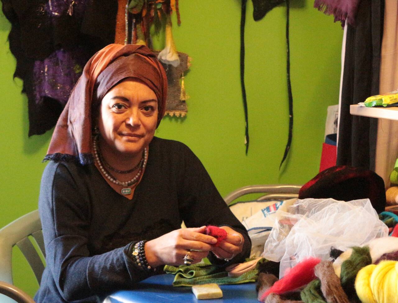 Keçeyi küçük atölyesinde sanata dönüştürüyor