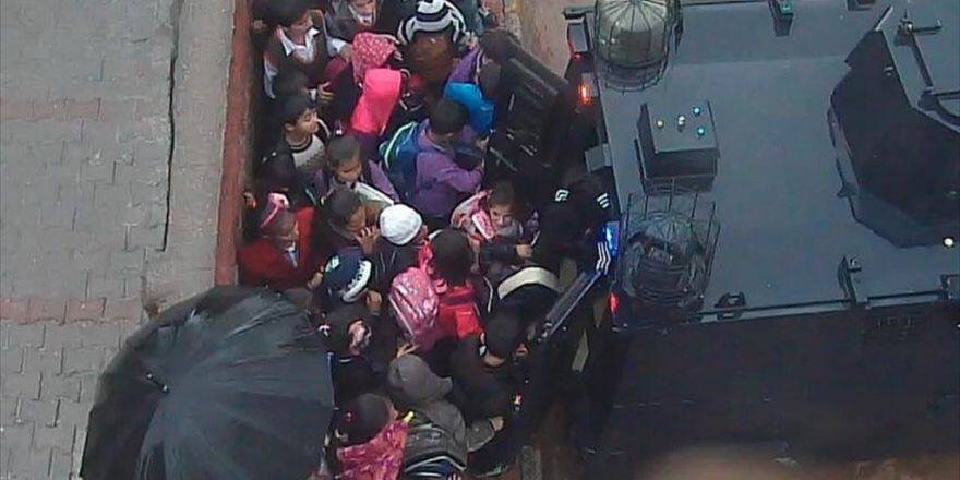 Yağmura Yakalanan Öğrencilere Zırhlı Taşıma