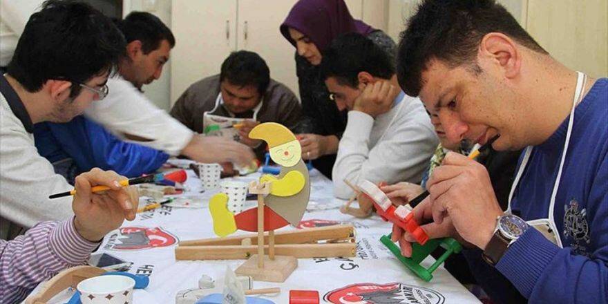 Ahşap Oyuncaklar Engellilerin Elinde Renkleniyor