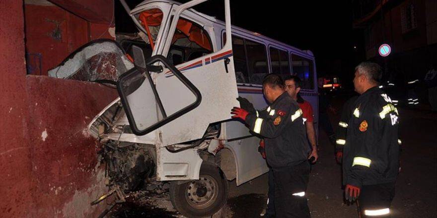 İşçileri Taşıyan Minibüs Evin Duvarına Çarptı: 3 Ölü, 8 Yaralı