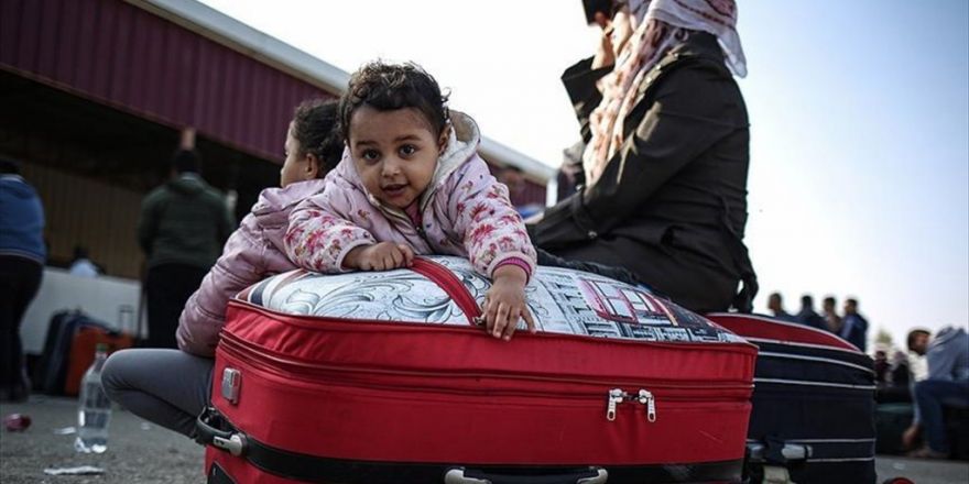 Refah Sınır Kapısı'ndan Geçişler Devam Ediyor
