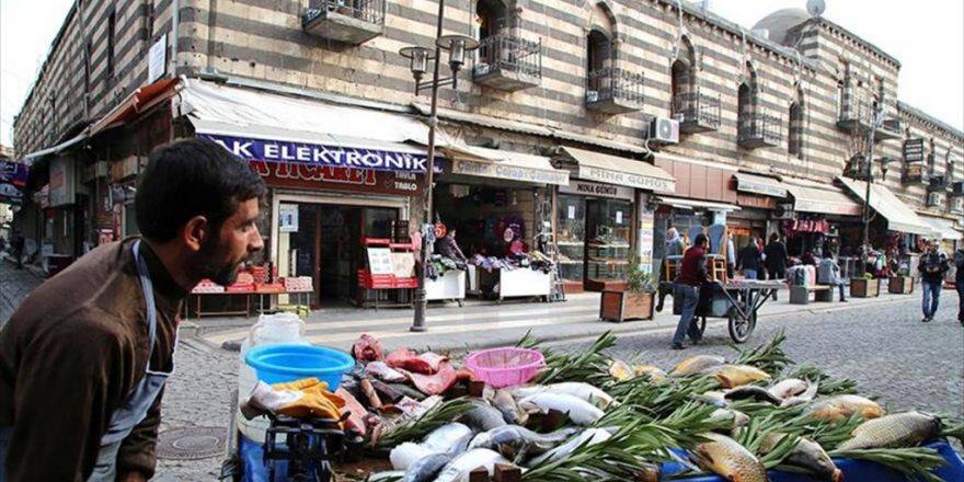 Sur'da Esnafın İş Yerini Devlet Yeniliyor