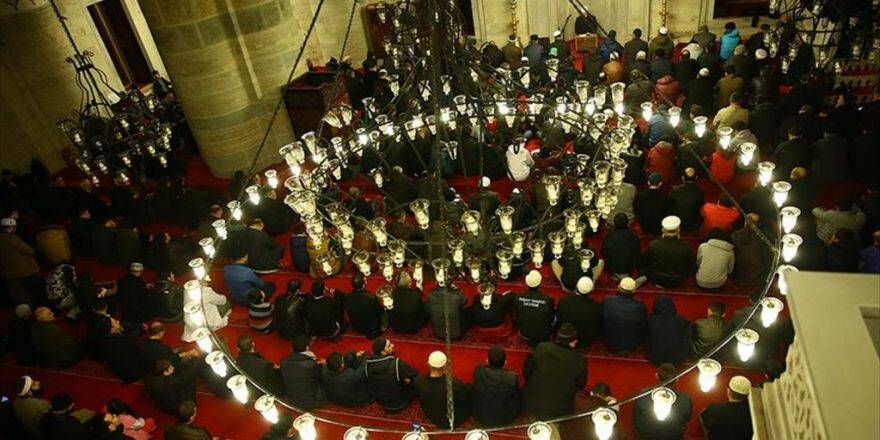 Sabah Namazında Buluşup Şehitler İçin Dua Ettiler