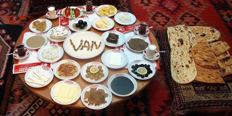 'Dünyanın En Kalabalık Kahvaltı Sofrası'