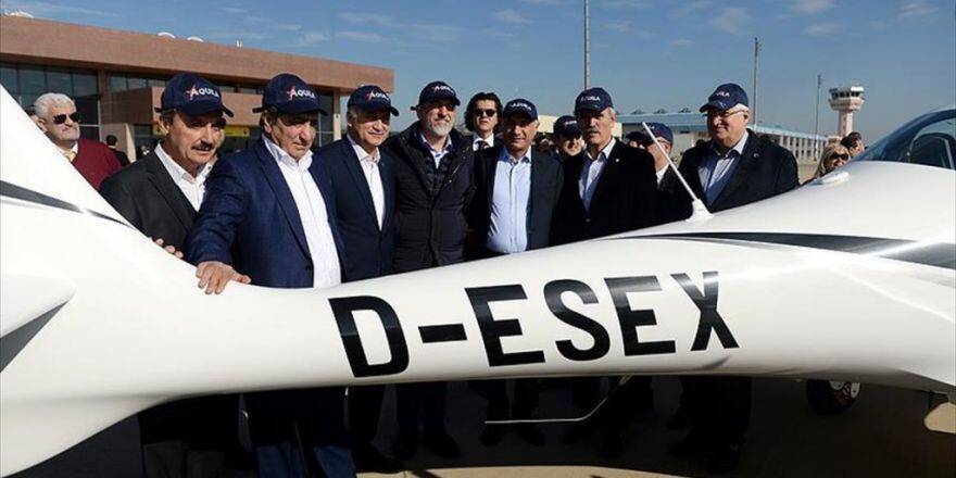 Eski İçişleri Bakanı Ala Yerli Eğitim Uçağını İnceledi