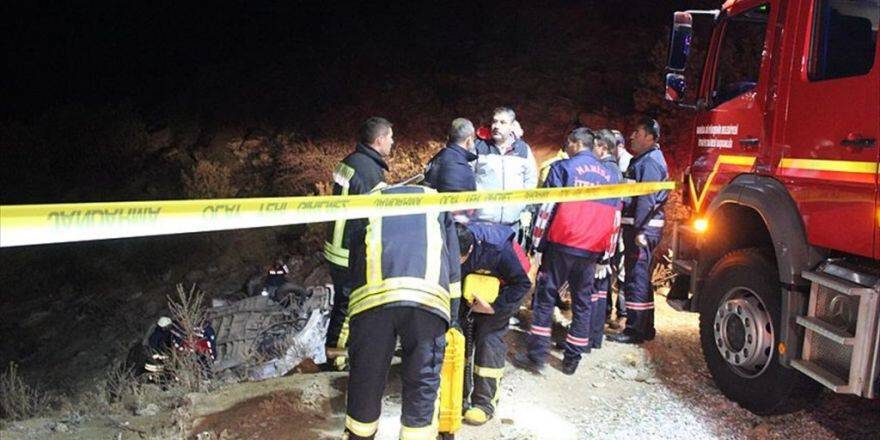 Manisa'da İşçileri Taşıyan Minibüs Şarampole Devrildi: 1 Ölü, 14 Yaralı