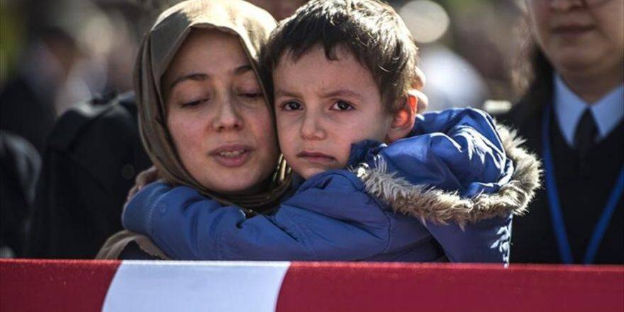 Babasının 'Oyuncak' Getirmesini Bekliyor