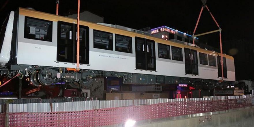 İstanbul'un Yeni Metro Vagonları Raylara İndirildi