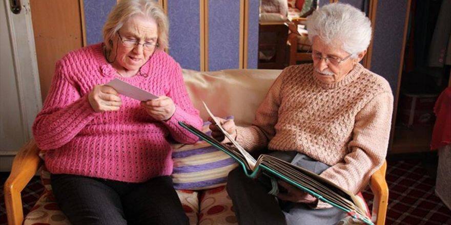 Evliliklerinde 60 Yılı Dolduran Çift Gençlere Örnek Oluyor
