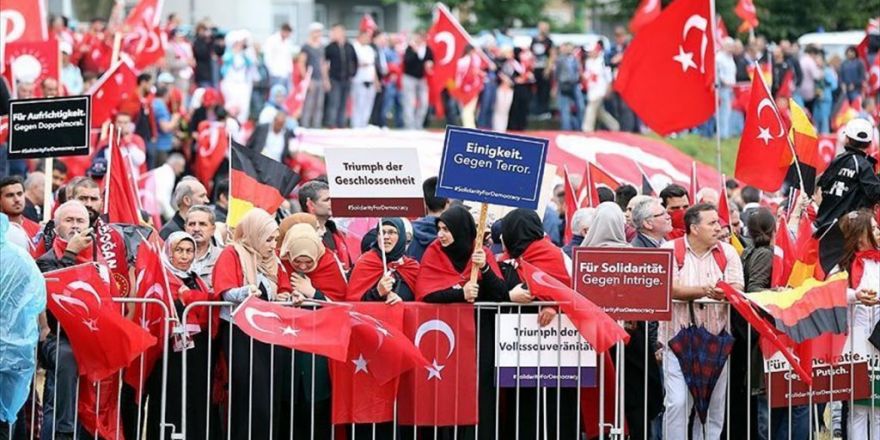 Avrupa'da 'Teröre Lanet Demokrasiye Davet' Mitingleri