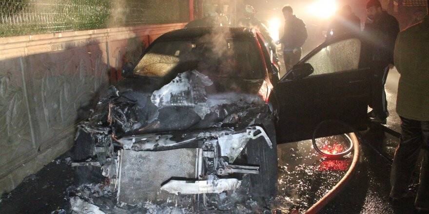 Konya'da park halindeki otomobil yandı