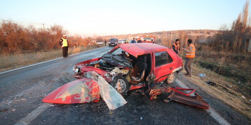 Konya'da otomobille minibüs çarpıştı