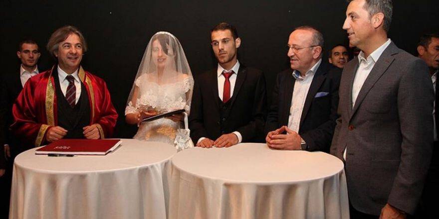 Empati Uyandırmak İçin Zifiri Karanlıkta Nikah