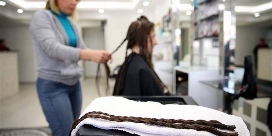 Saçlarını Lösemili Çocuklara Bağışladı