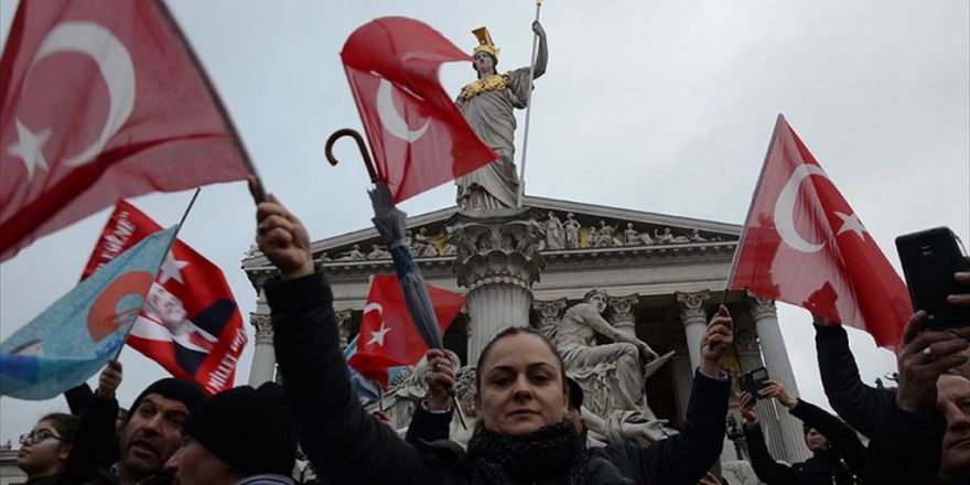 Avusturya'da 'Teröre Lanet, Demokrasiye Davet' Mitingi Düzenlendi