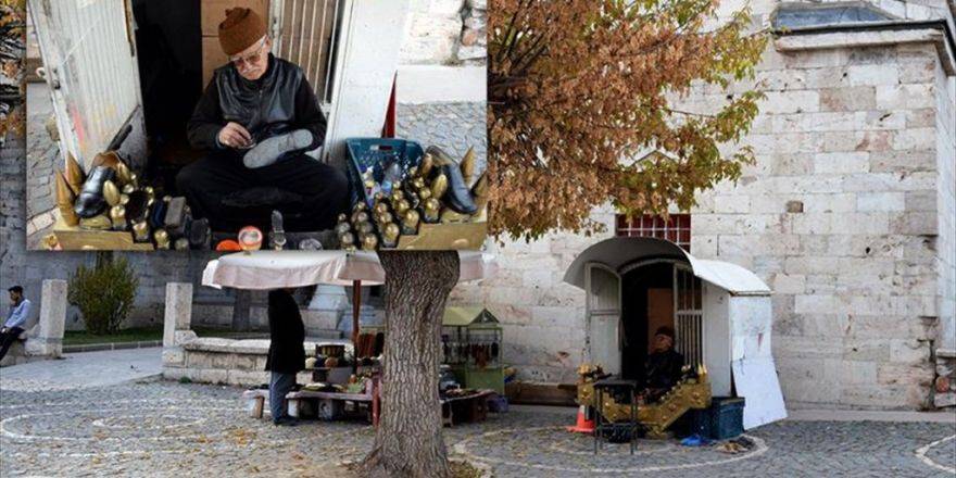 Diktiği Ağacın Gölgesinde 73 Yıldır Ayakkabı Boyuyor