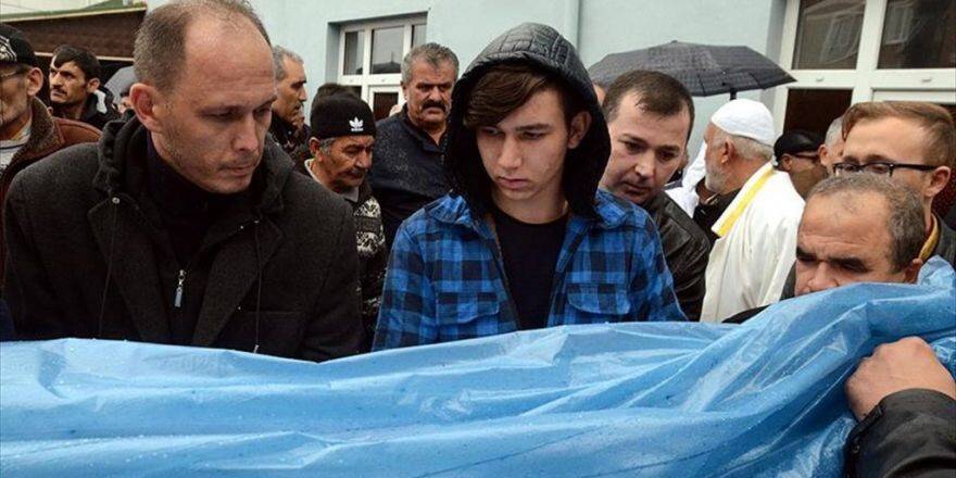 Babasının Ardından Dedesini De Toprağa Verdi