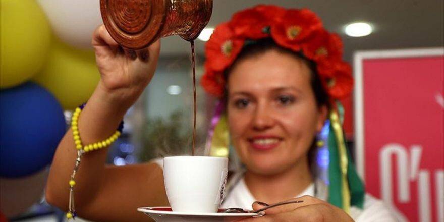Antalya'da Yabancı Gelinler Türk Kahvesi Pişirdi