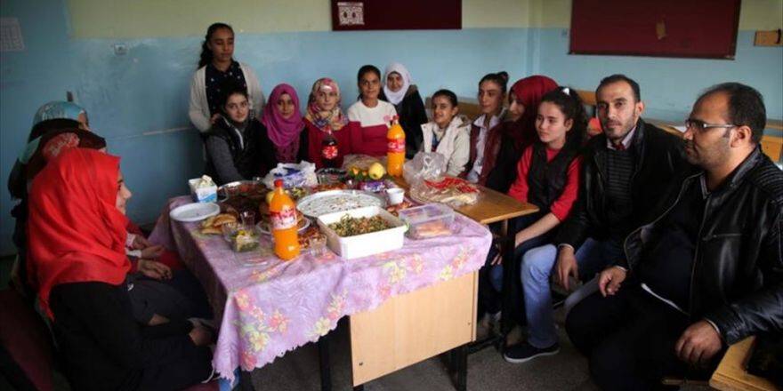 Savaştan Kaçan Çocuklar Türkiye'de Yaşamaktan Mutlu