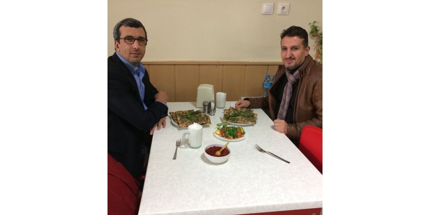 Ali Fahri Aras ile Doç. Muhammet Bezirci ile yemekte