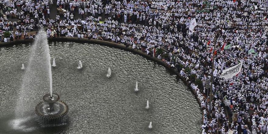 Cakarta Valisini Protesto Etmeye Yüz Binler Katıldı