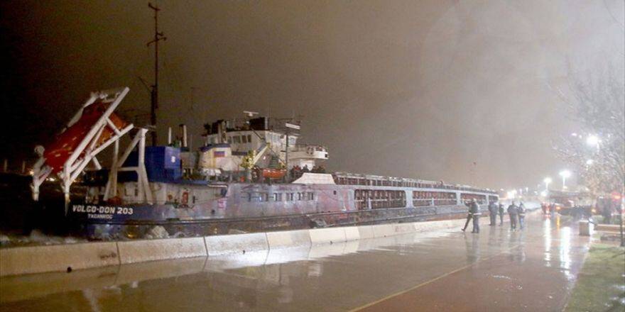 İstanbul'da 2 Gemi Karaya Oturdu