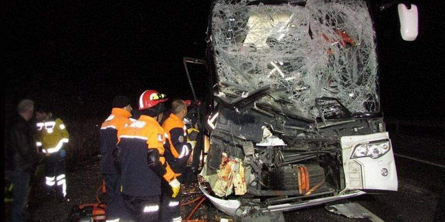 Afyonkarahisar'da Yolcu Otobüsü Kamyona Çarptı