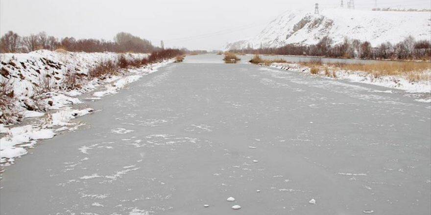 Türkiye'nin En Uzun Nehri Kısmen Buz Tuttu