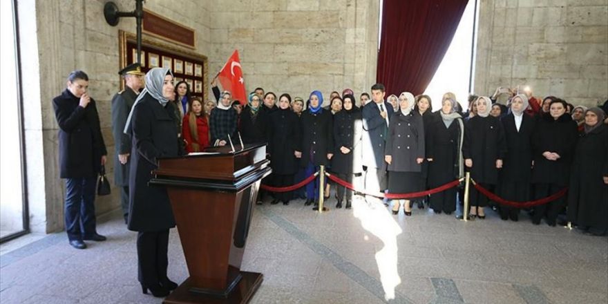 Ak Parti'li Kadın Milletvekilleri Anıtkabir'i Ziyaret Etti