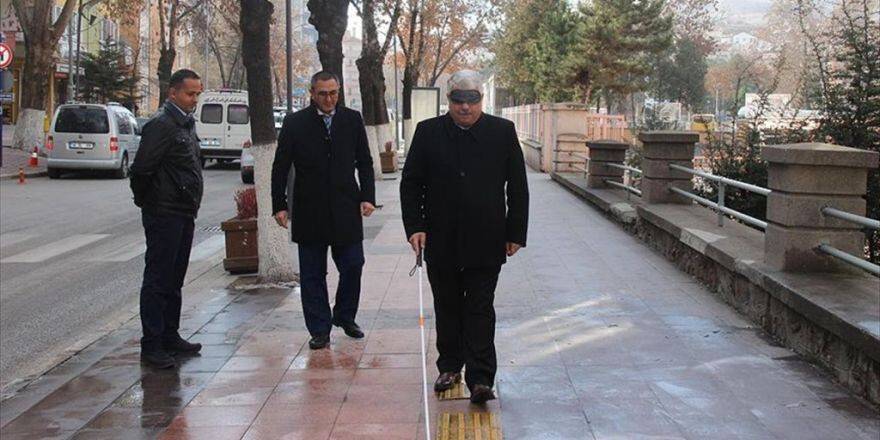 Yoldan Geçenler 1 Dakikalığına Engelli Oldu