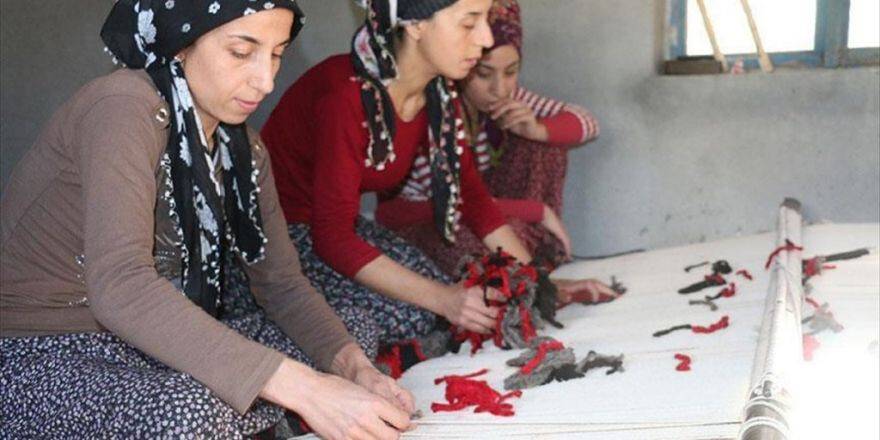 Köyün 'Bacasız Fabrikaları' Halı Tezgahları