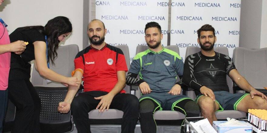 Futbolcular kan verdi