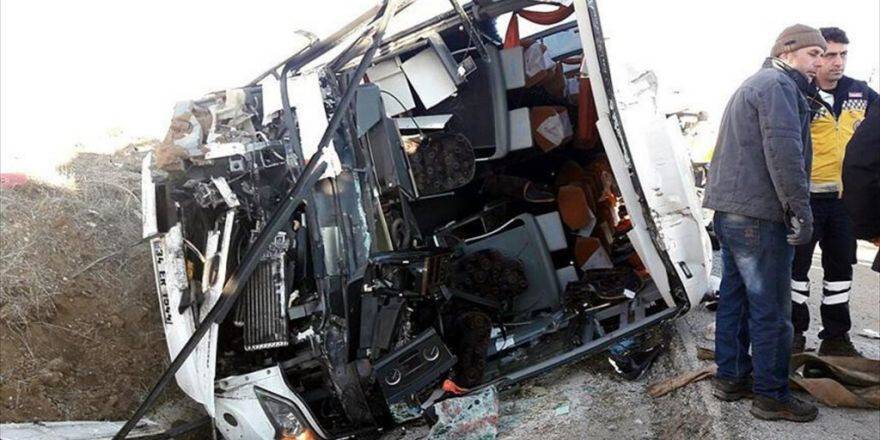 Afyonkarahisar'da Yolcu Otobüsü Kamyona Çarptı: 25 Yaralı