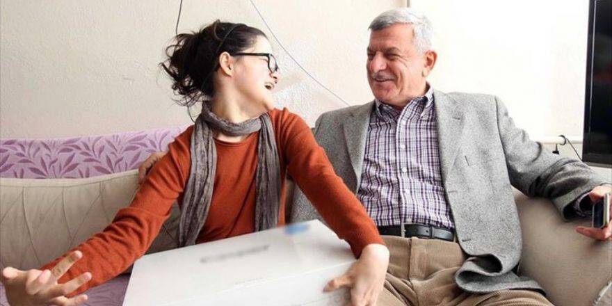 Erdoğan'ın Portresini Çizen Gülşah'a Bilgisayar Hediyesi