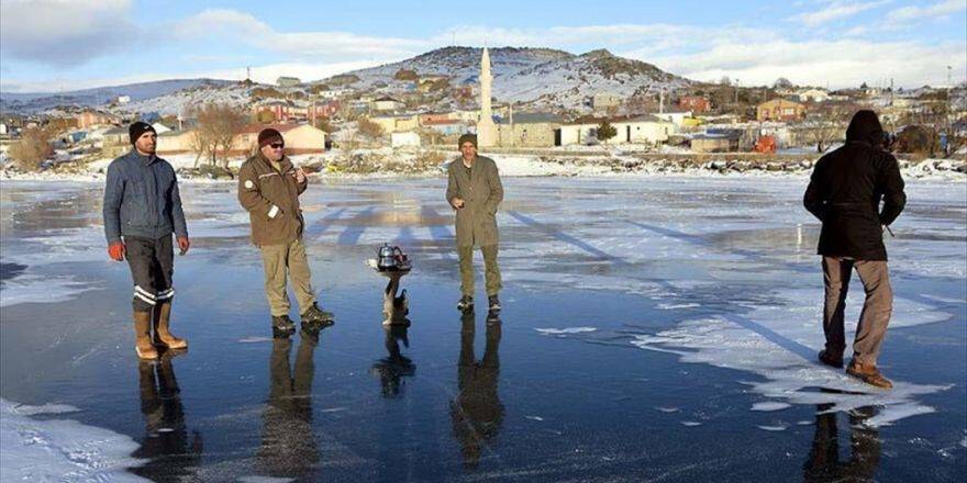 Buz Tutan Göl Üzerinde Çay Ve Kızak Keyfi
