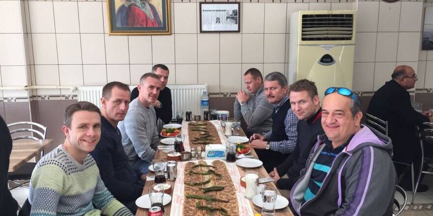 Gent maçının hakemleri etliekmeğe hayran kalmışlar