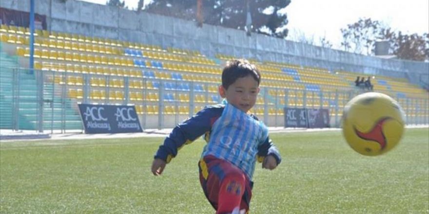 Messi, Poşetten Formasını Yapan Afgan Çocukla Buluştu
