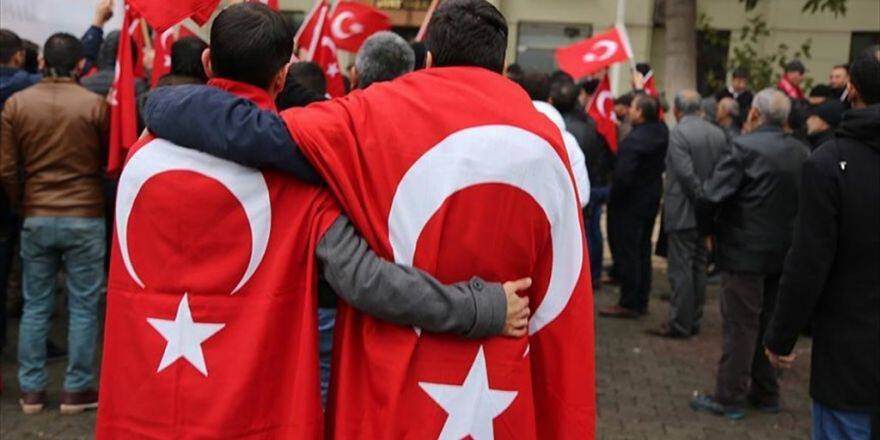 İstanbul'daki Terör Saldırısına Meydanlardan Tepki