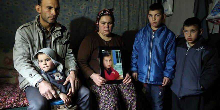 Kızlarının Tek Kare Fotoğrafıyla Teselli Bulmaya Çalışıyorlar