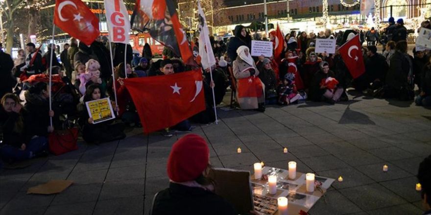 Almanya'da Teröre Karşı Sessiz Çığlık Protestosu Yapıldı