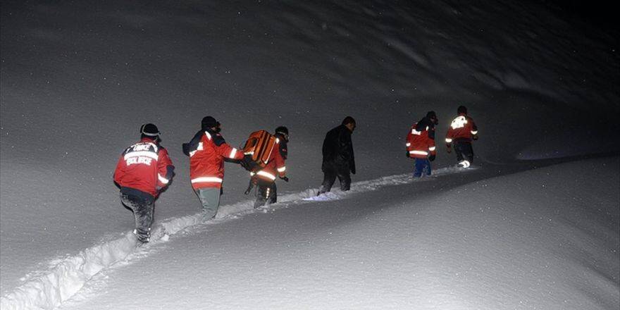 Kar Geçit Vermeyince Hastaya Yürüyerek Ulaştılar