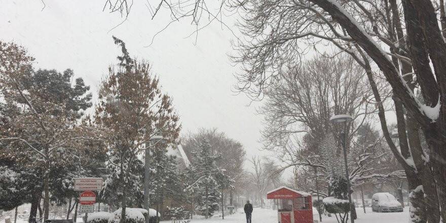 Konya'da kar şiddetini arttırdı