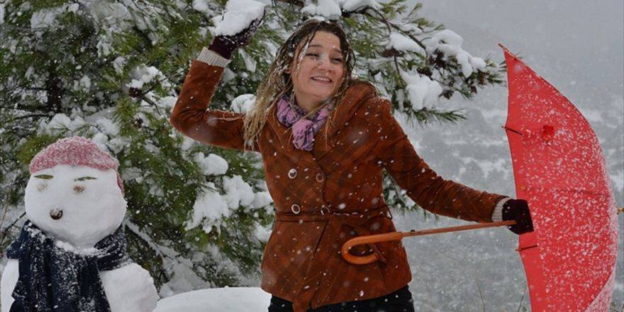 Antalya Konyaaltı'na 23 Yıl Sonra Kar Yağdı