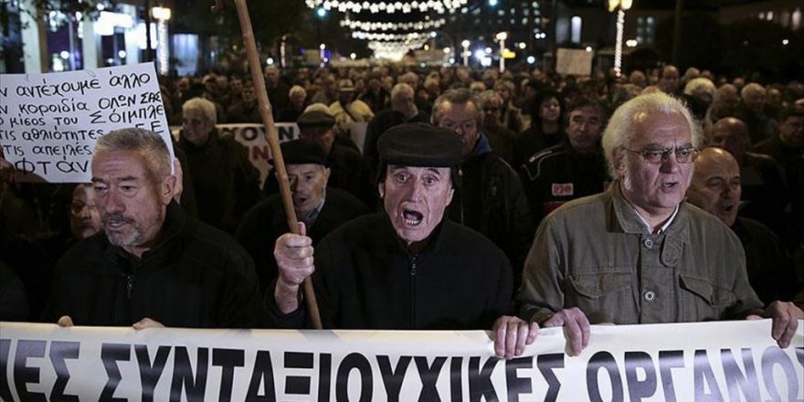 Yunanistan'da Emeklilerin Çilesi Bitmiyor