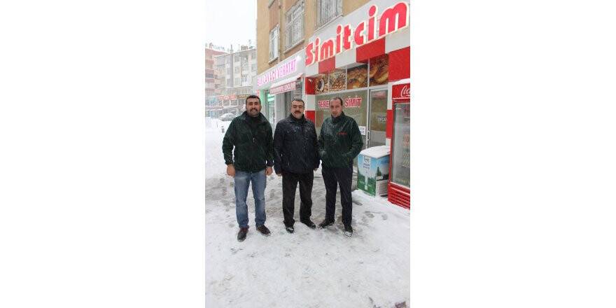 Hüseyin Korkmaz ve arkadaşlarının simit ve kar keyfi