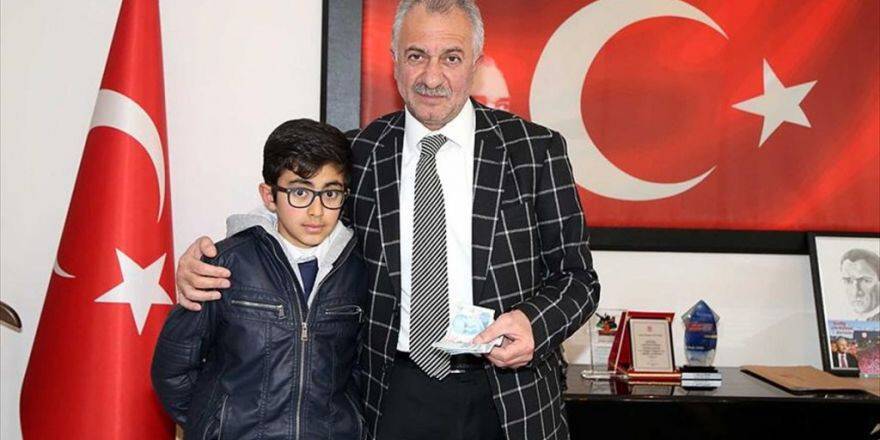 Bursunu Haleplilere Bağışladı