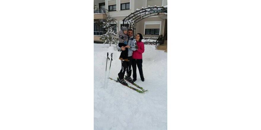 Mete Kazaz hoca ailesi ile Yeşil Site konaklarında kayakta