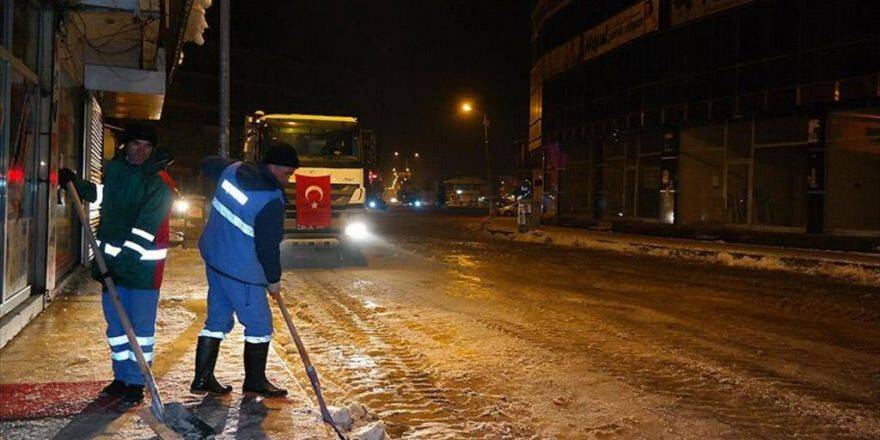 Erciş'te Belediye Ekiplerinin Zorlu Kar Mesaisi