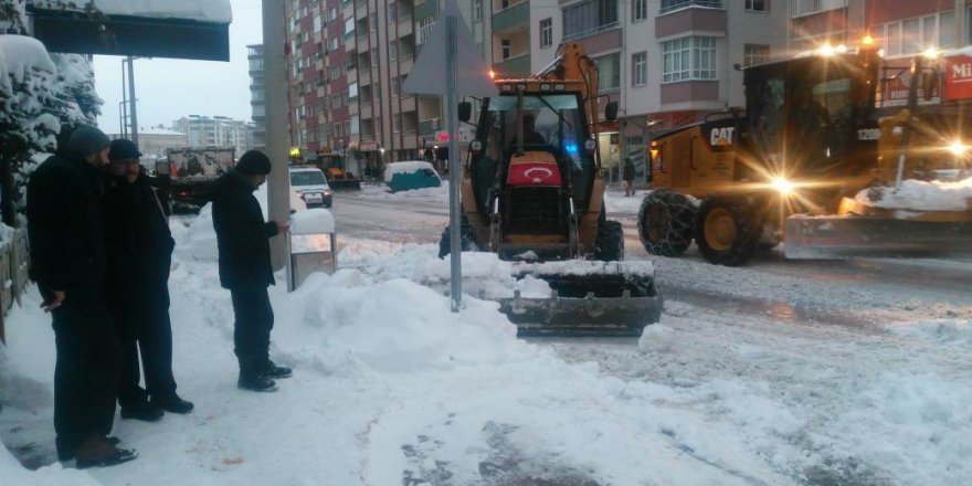 Başkan Tutal, karla mücadele çalışmalarına katıldı